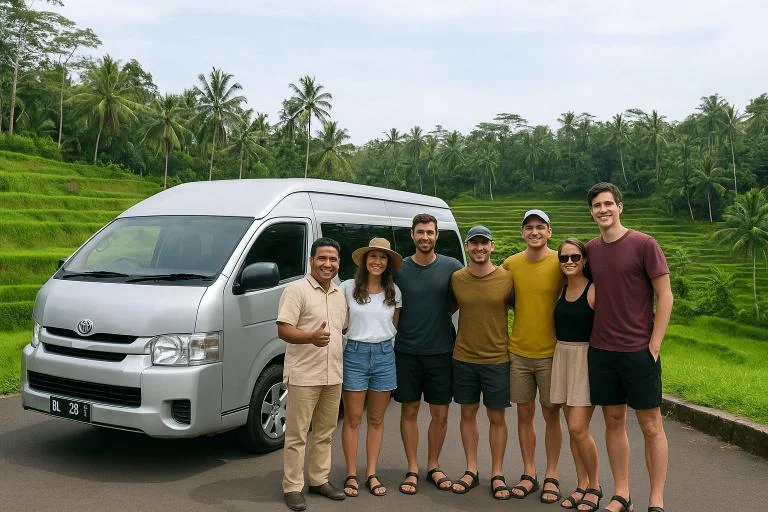 Rombongan wisatawan berfoto di samping minibus untuk perjalanan bersama