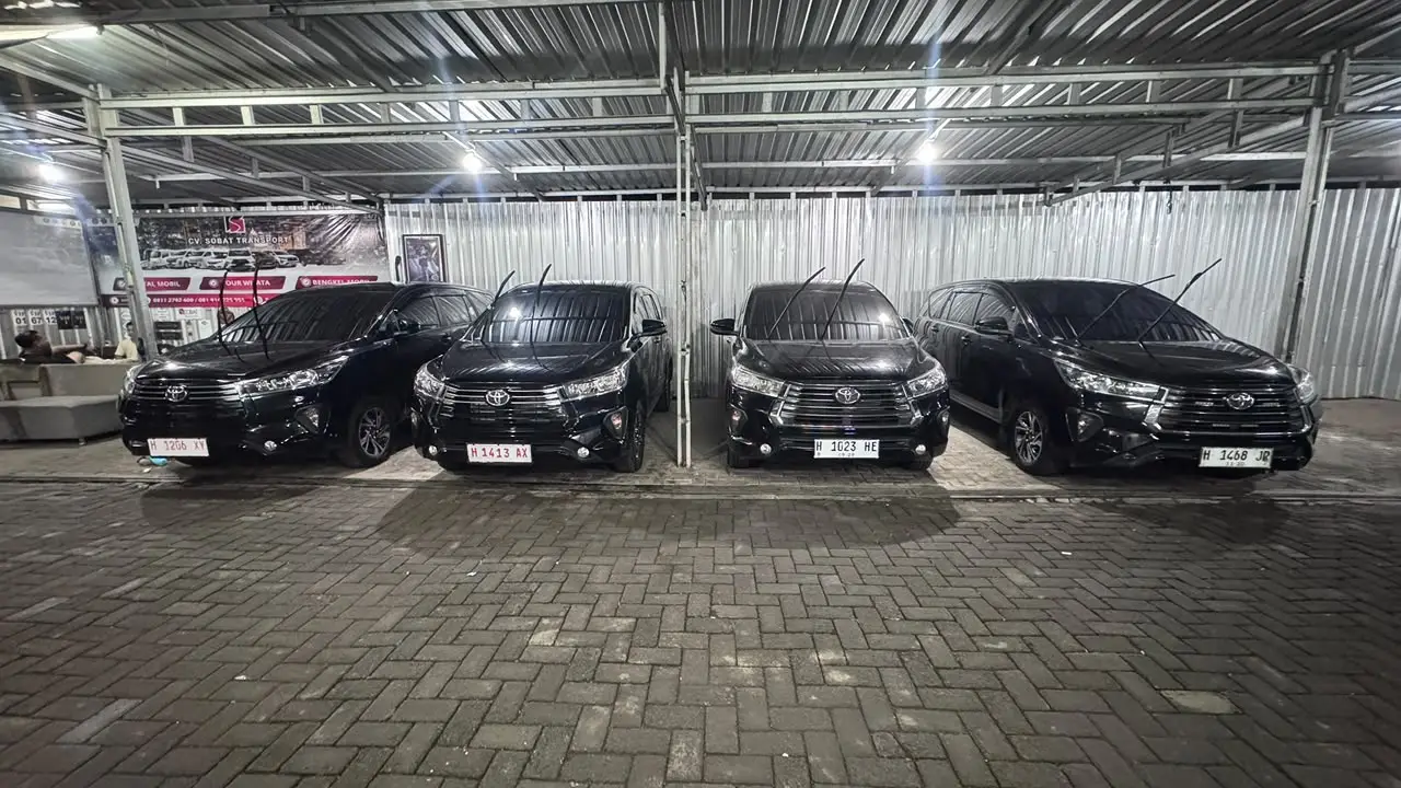 Deretan kendaraan Sobat RentCar di garasi